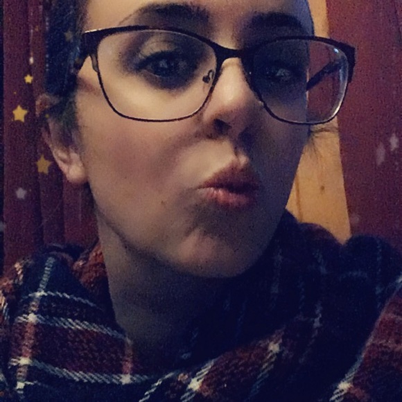 Meet your Posher, Brittney - Picture 2 of 3